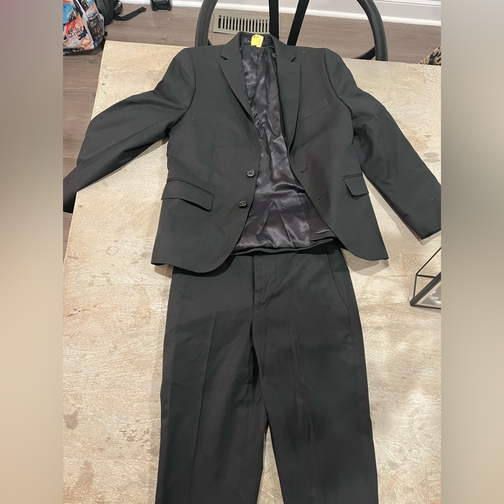 Boys Polo suit in the color black. Size boys 10 - Picture 3 of 3